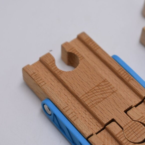 Adapt-A-Track Blue Adapter 4" and 6" Thomas & Friends Wooden Railway L. Curve - Picture 3 of 12